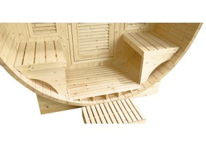 Sauna exteriorSE-6020, detalle del escalón y bancos en la entrada